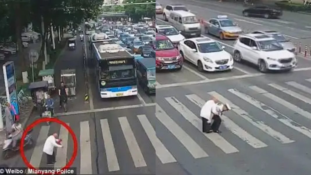 A heartwarming video shows a traffic cop giving an old man a piggyback ride across a busy intersection.